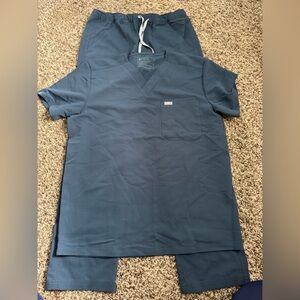 Men’s figs scrub set